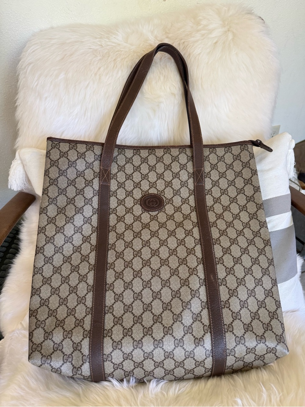 Gucci- AUTHENTIC ๐ Beige GG Supreme Tote with Brown Leather Trim & Zip Closure - Picture 1 of 11